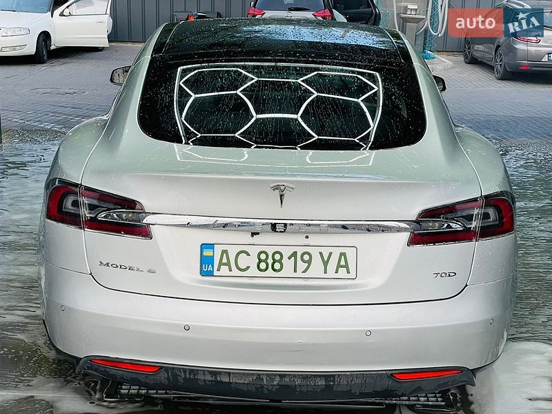 Лифтбек Tesla Model S 2016 в Виннице