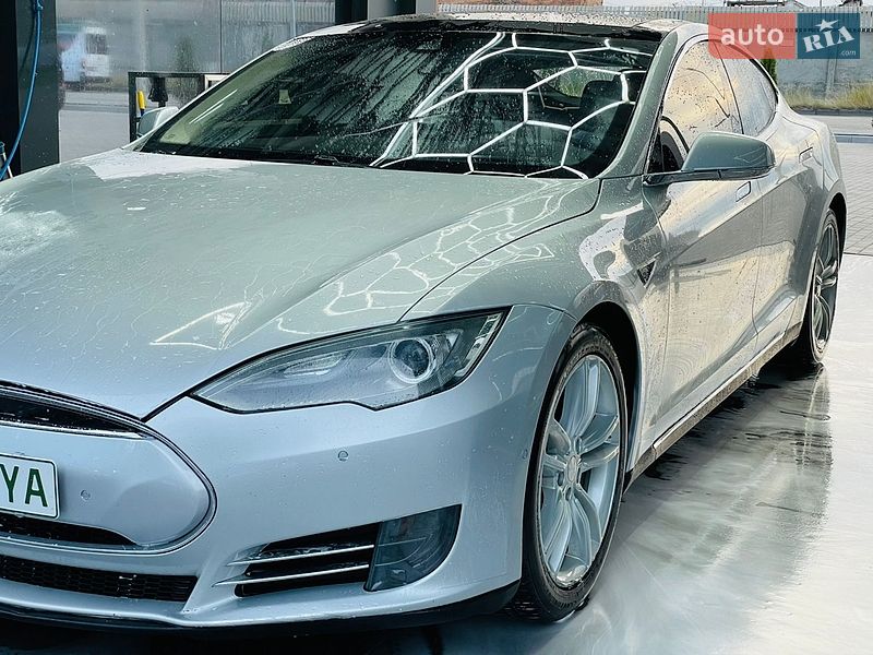 Лифтбек Tesla Model S 2016 в Виннице