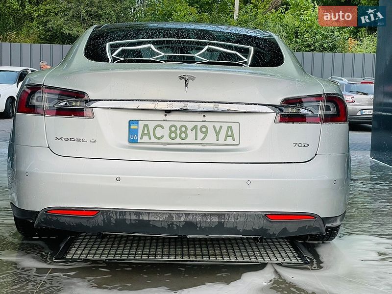 Лифтбек Tesla Model S 2016 в Виннице