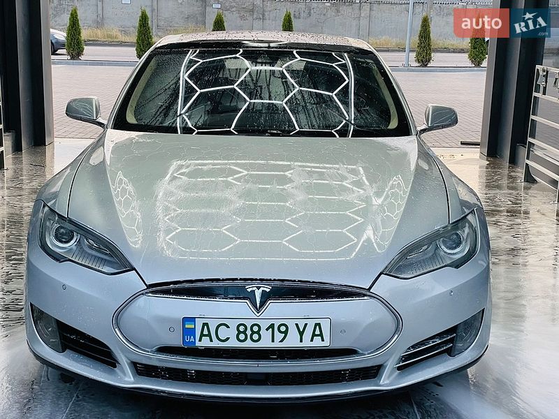 Лифтбек Tesla Model S 2016 в Виннице