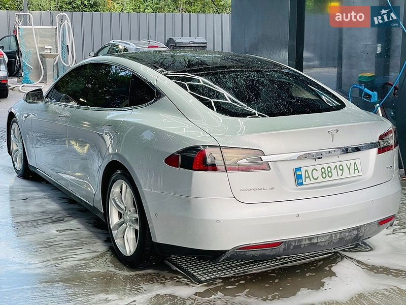 Лифтбек Tesla Model S 2016 в Виннице