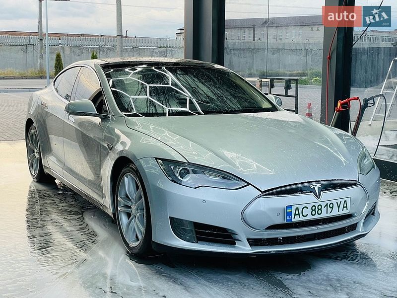 Лифтбек Tesla Model S 2016 в Виннице