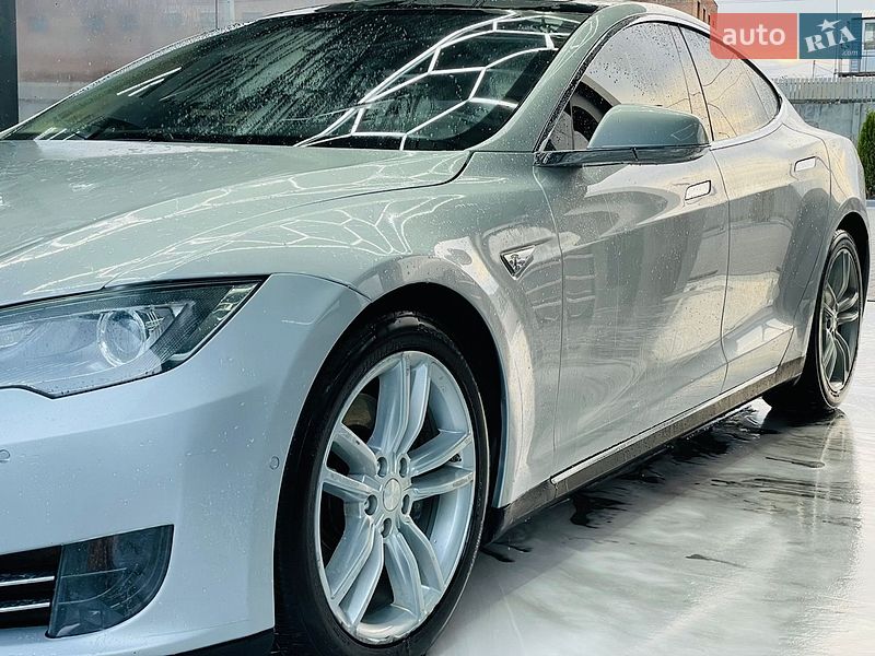 Лифтбек Tesla Model S 2016 в Виннице