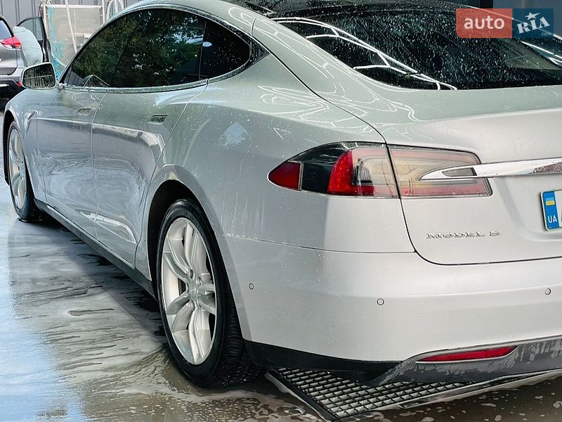 Лифтбек Tesla Model S 2016 в Виннице