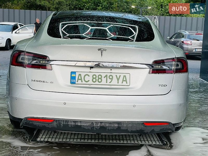 Лифтбек Tesla Model S 2016 в Виннице