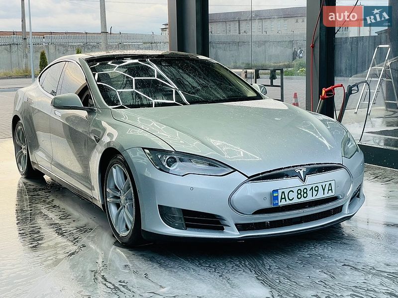 Лифтбек Tesla Model S 2016 в Виннице