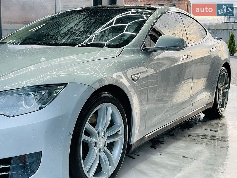 Лифтбек Tesla Model S 2016 в Виннице