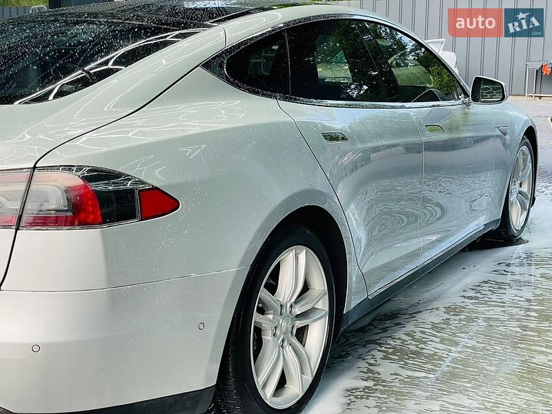 Лифтбек Tesla Model S 2016 в Виннице
