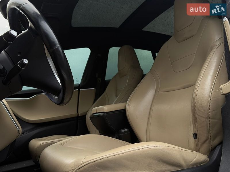 Лифтбек Tesla Model S 2015 в Львове