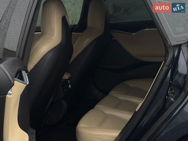 Лифтбек Tesla Model S 2015 в Львове