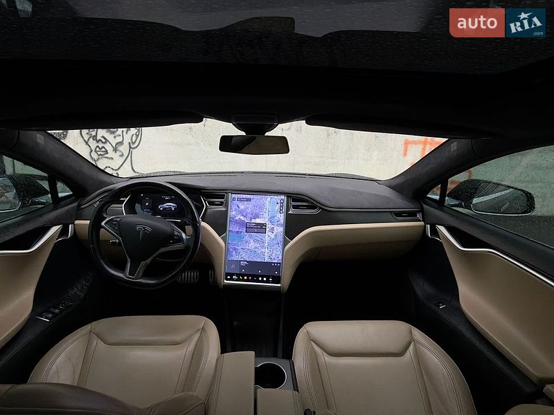 Лифтбек Tesla Model S 2015 в Львове
