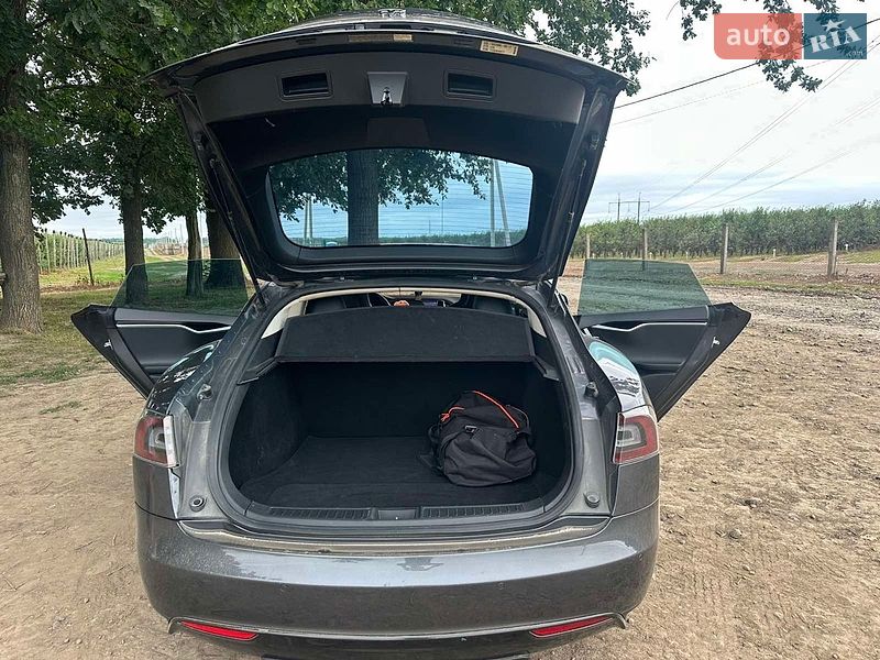 Лифтбек Tesla Model S 2015 в Виннице