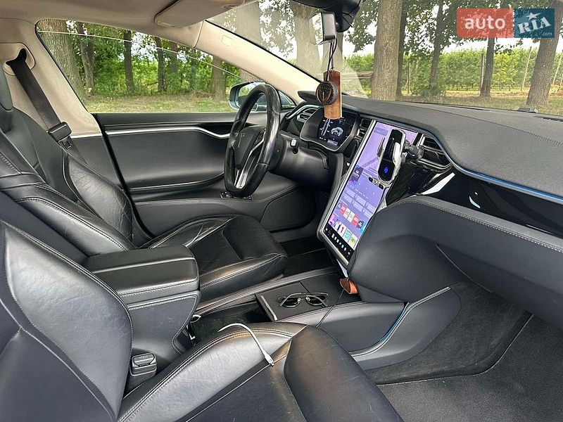 Лифтбек Tesla Model S 2015 в Виннице