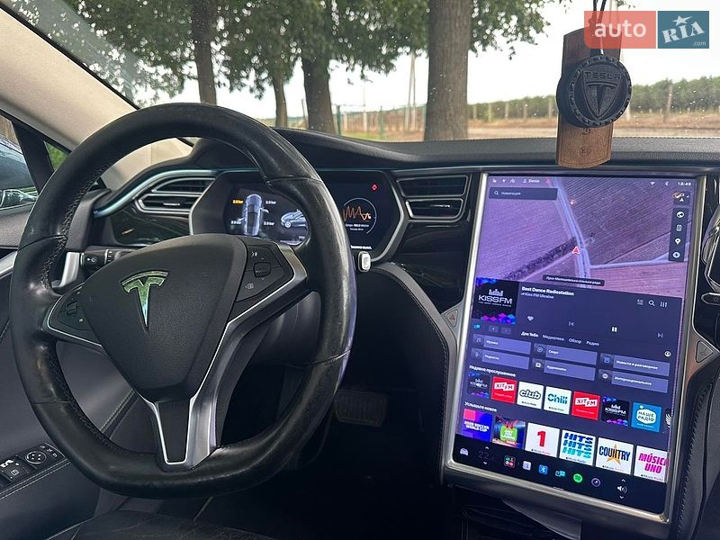 Лифтбек Tesla Model S 2015 в Виннице
