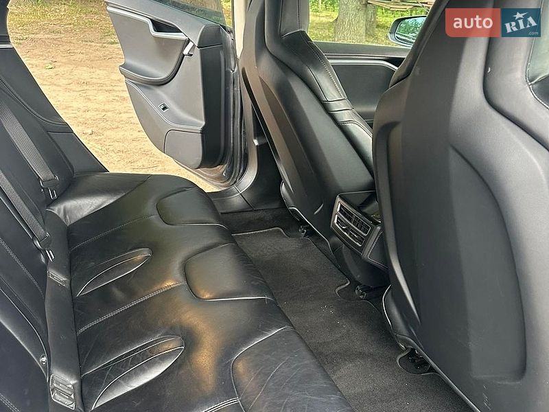 Лифтбек Tesla Model S 2015 в Виннице