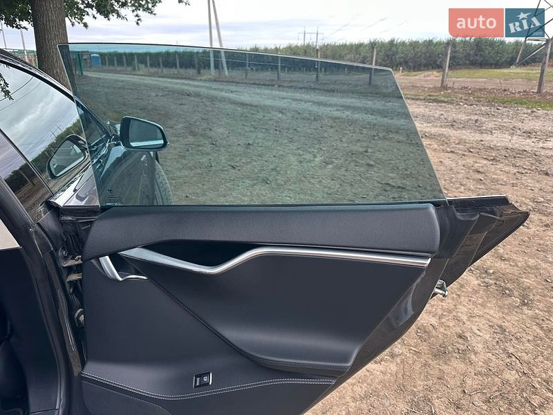 Лифтбек Tesla Model S 2015 в Виннице