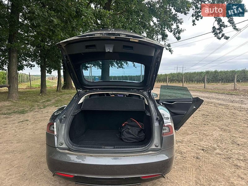 Лифтбек Tesla Model S 2015 в Виннице