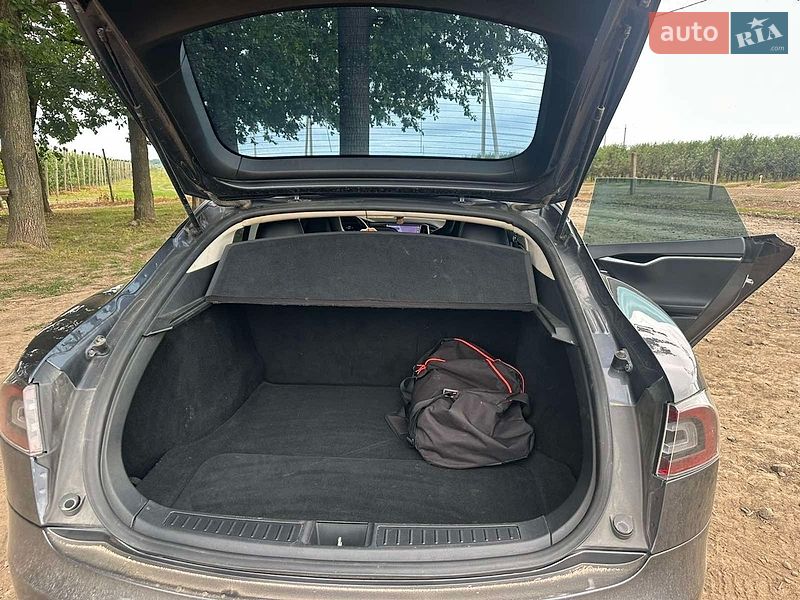 Лифтбек Tesla Model S 2015 в Виннице