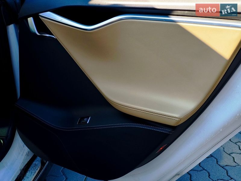 Ліфтбек Tesla Model S 2014 в Львові фото 35 Ліфтбек Tesla Model S 2014 в Львові