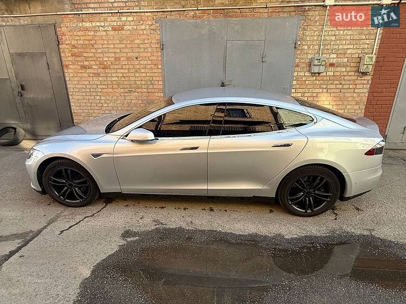 Лифтбек Tesla Model S 2015 в Киеве фото 2 Лифтбек Tesla Model S 2015 в Киеве