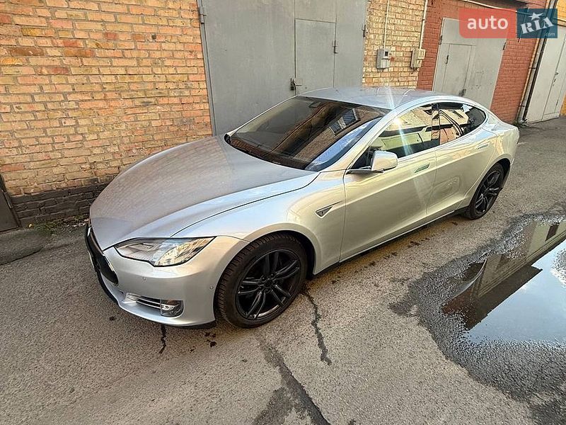 Лифтбек Tesla Model S 2015 в Киеве фото 3 Лифтбек Tesla Model S 2015 в Киеве