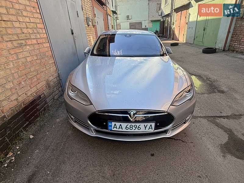 Tesla Model S 2015