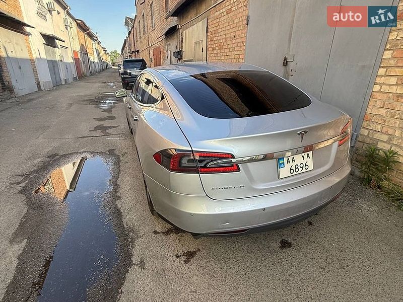 Лифтбек Tesla Model S 2015 в Киеве фото 8 Лифтбек Tesla Model S 2015 в Киеве