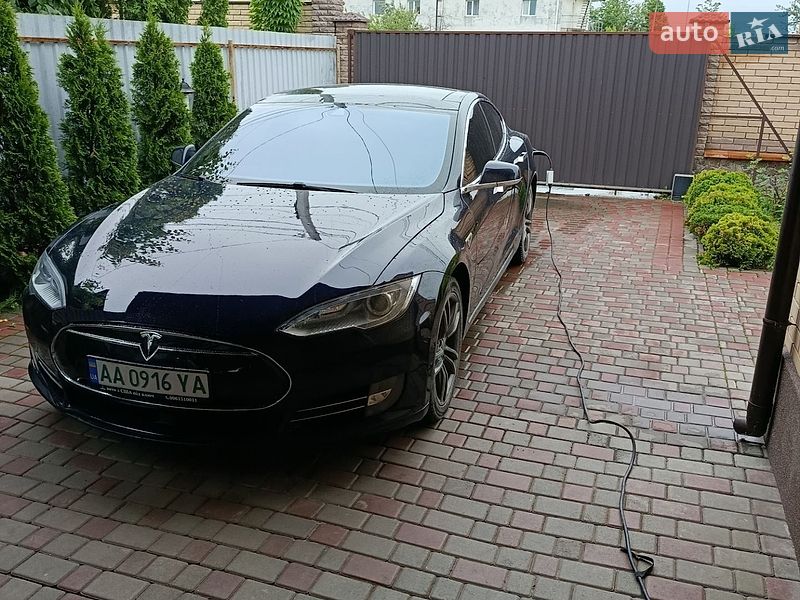 Лифтбек Tesla Model S 2014 в Виннице