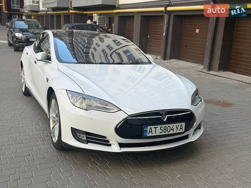 Ліфтбек Tesla Model S 2015 в Івано-Франківську
