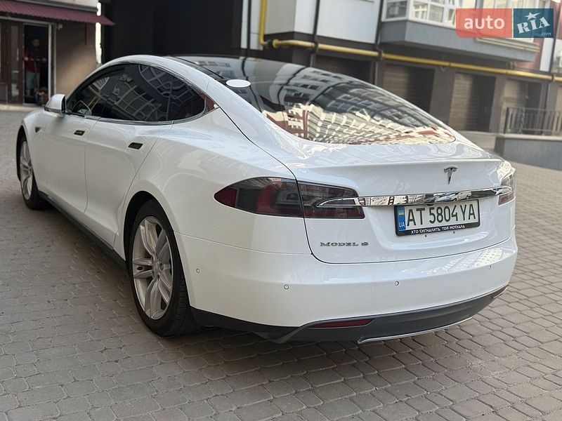 Ліфтбек Tesla Model S 2015 в Івано-Франківську