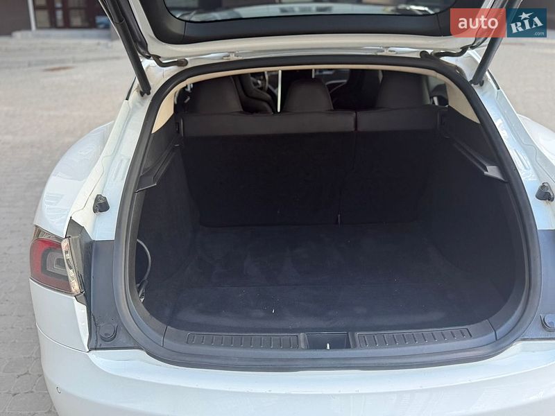 Ліфтбек Tesla Model S 2015 в Івано-Франківську