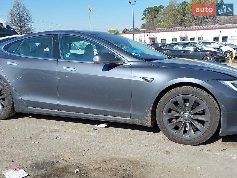 Лифтбек Tesla Model S 2018 в Львове