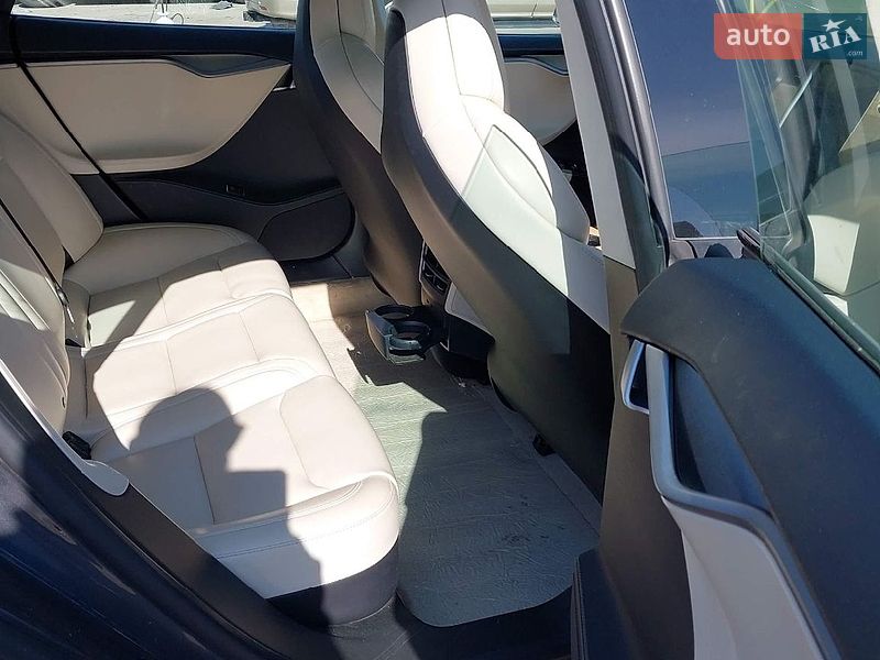 Лифтбек Tesla Model S 2018 в Львове