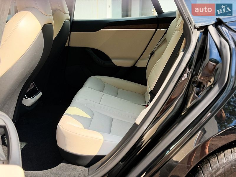 Лифтбек Tesla Model S 2022 в Киеве