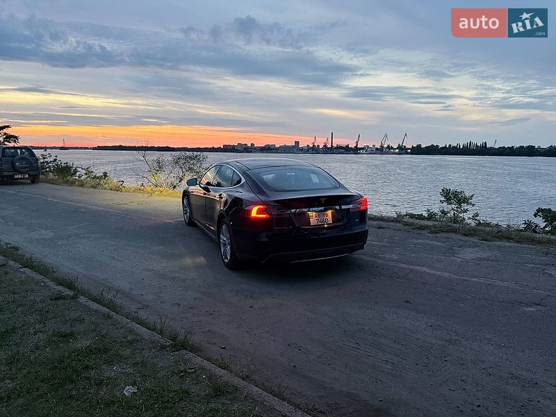 Лифтбек Tesla Model S 2015 в Днепре
