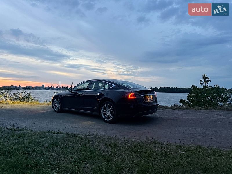 Лифтбек Tesla Model S 2015 в Днепре