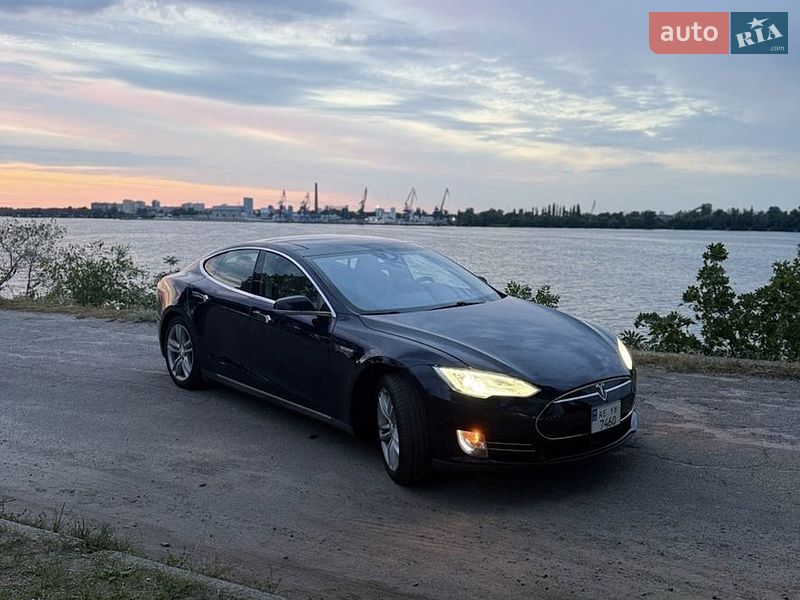 Лифтбек Tesla Model S 2015 в Днепре