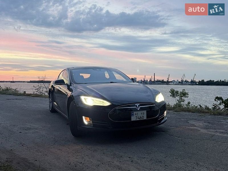Лифтбек Tesla Model S 2015 в Днепре