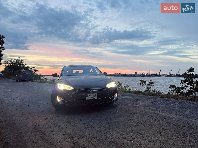 Лифтбек Tesla Model S 2015 в Днепре