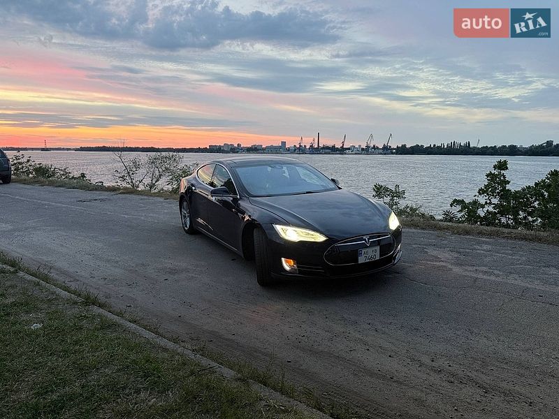 Лифтбек Tesla Model S 2015 в Днепре