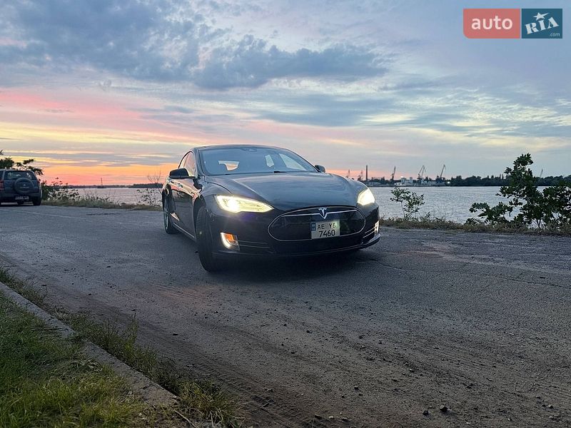 Лифтбек Tesla Model S 2015 в Днепре