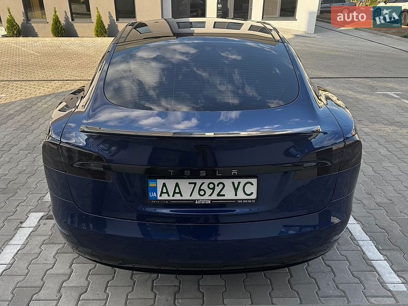Лифтбек Tesla Model S 2016 в Киеве