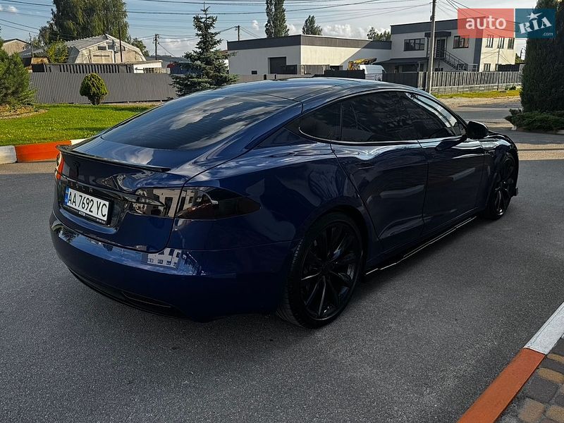 Лифтбек Tesla Model S 2016 в Киеве