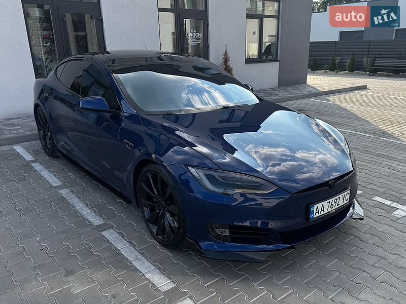 Лифтбек Tesla Model S 2016 в Киеве