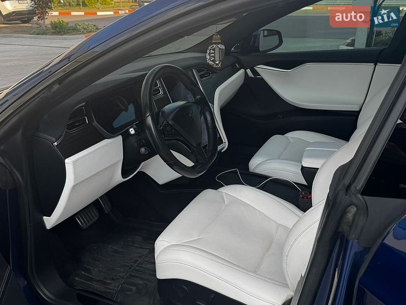 Лифтбек Tesla Model S 2016 в Киеве