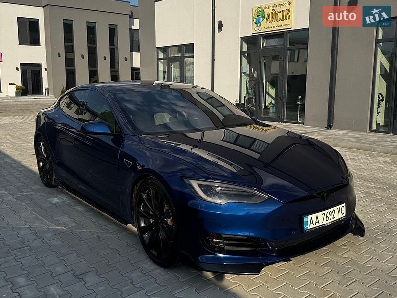 Лифтбек Tesla Model S 2016 в Киеве