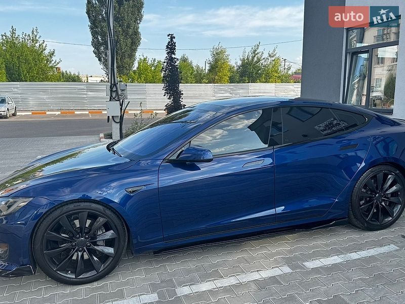 Лифтбек Tesla Model S 2016 в Киеве