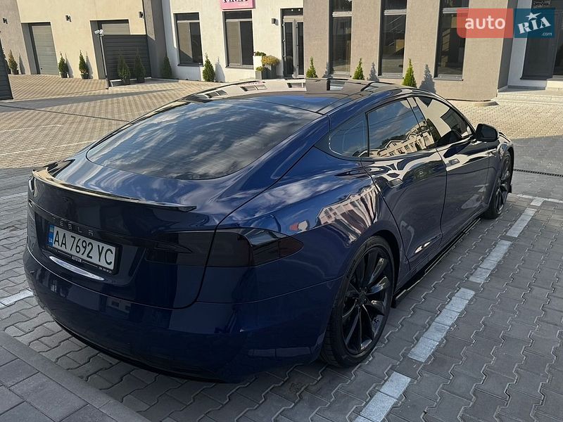 Лифтбек Tesla Model S 2016 в Киеве