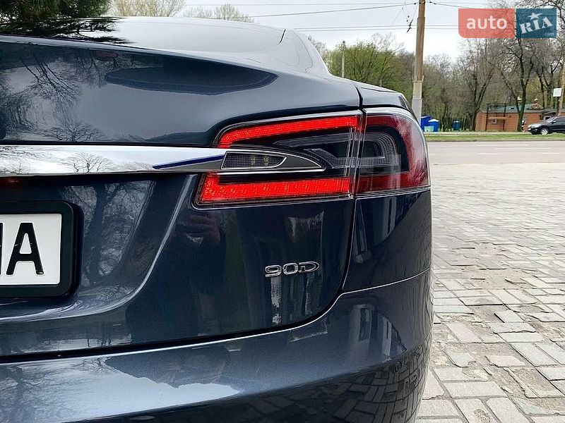 Лифтбек Tesla Model S 2015 в Львове