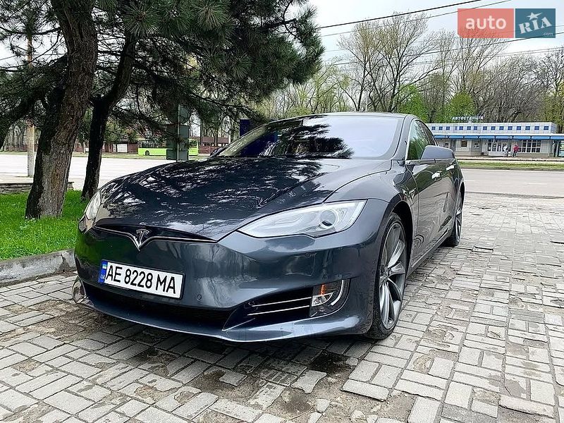 Лифтбек Tesla Model S 2015 в Львове